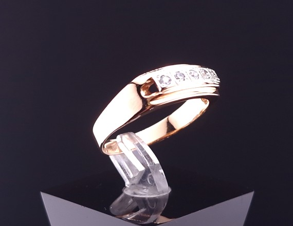 Gold ring with zircons