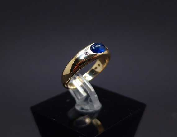 Gold ring with diamonds and colored stone