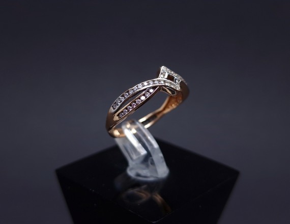 Gold ring with zircons