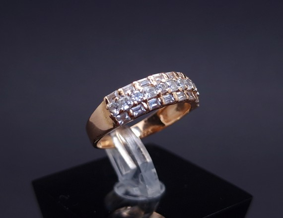 Gold ring with zircons