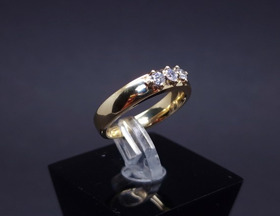 Gold ring with diamonds