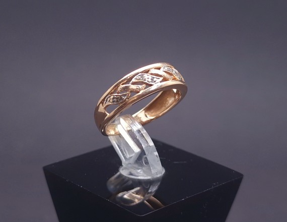 Gold ring with diamonds