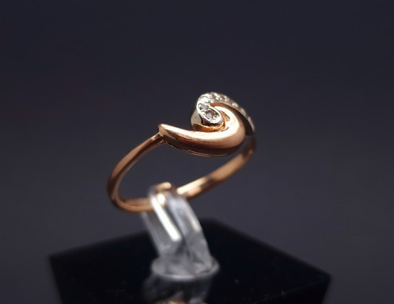 Gold ring with zircons