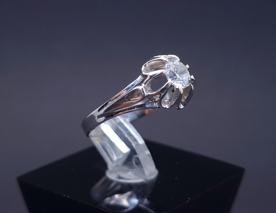 White gold ring with zircons