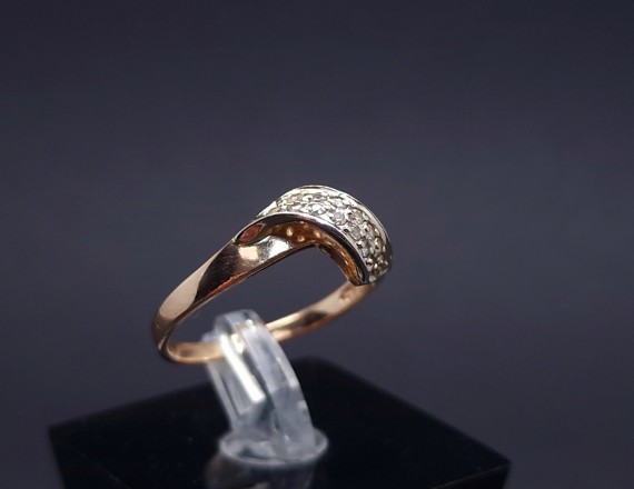 Gold ring with zircons