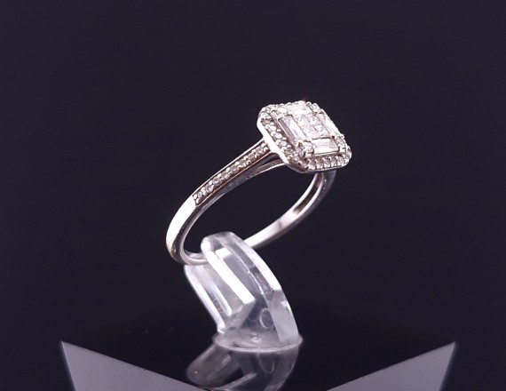 Gold ring with diamonds