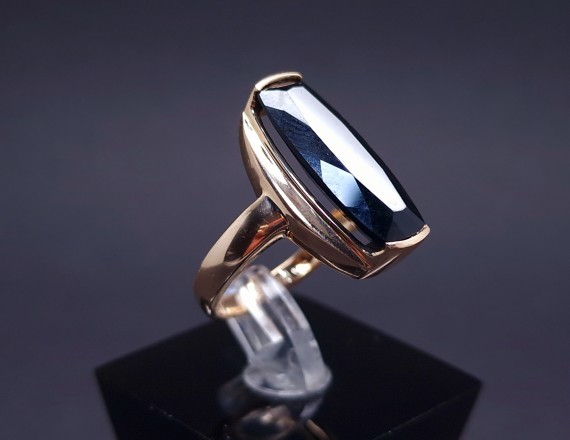 Gold ring with colored stone