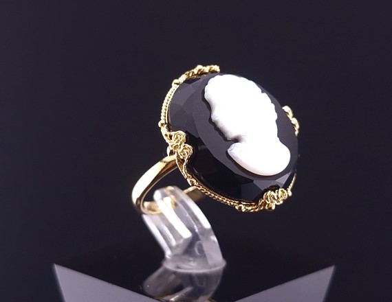 Gold ring 