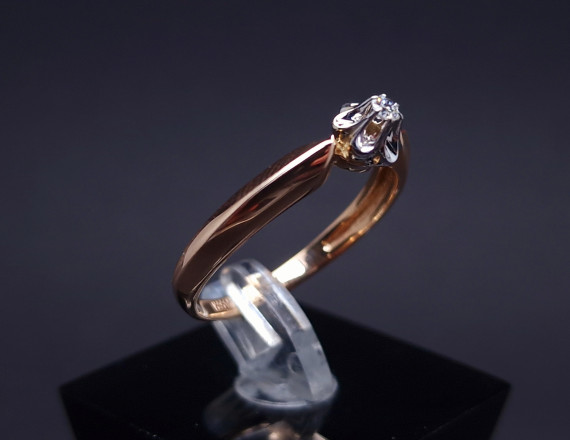 Gold ring with diamond