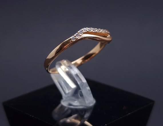 Gold ring with zircons