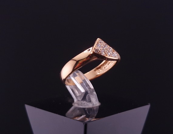 Gold ring with zircons