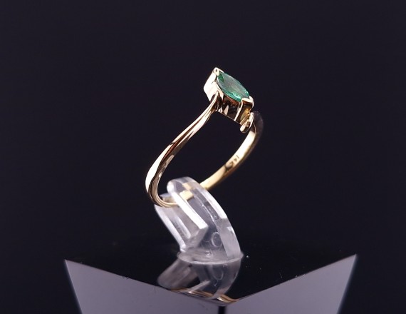 Gold ring with emerald (NEW)