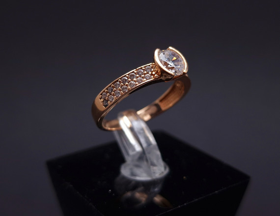 Gold ring with zircons