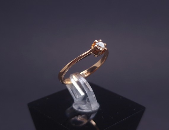 Gold ring with diamond