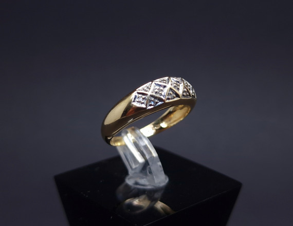 Gold ring with diamonds