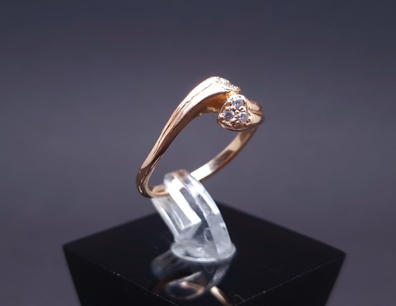 Gold ring with zircons