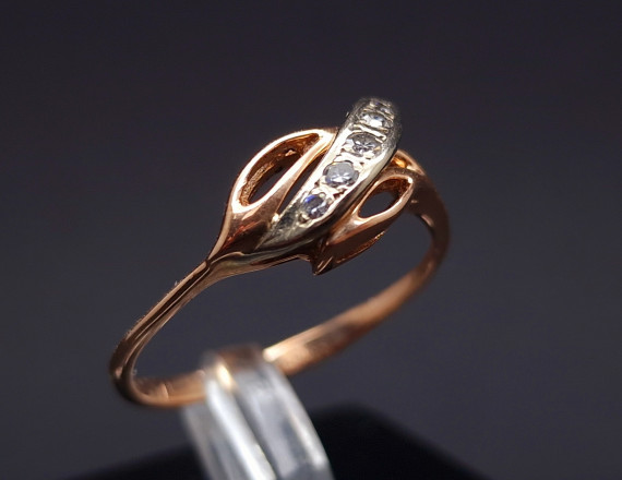 Gold ring with diamonds