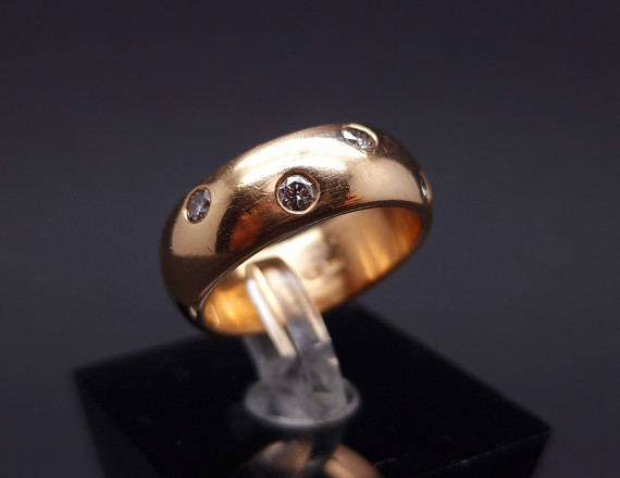 Gold ring with diamonds