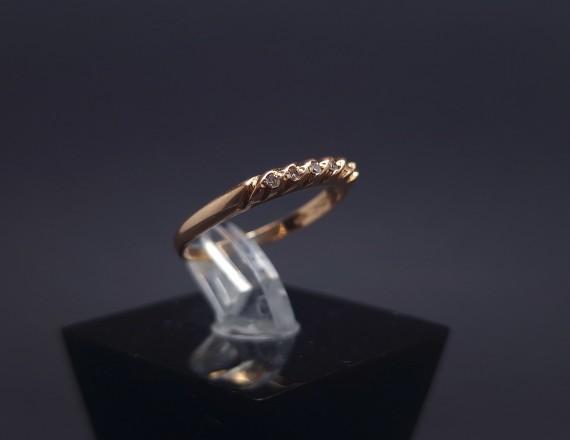 Gold ring with diamonds