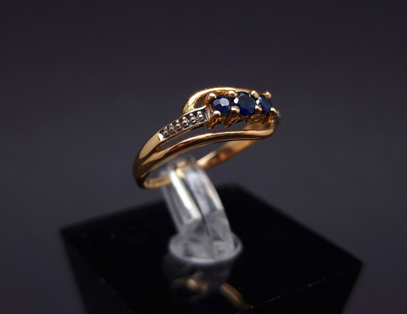  Gold ring with sapphires