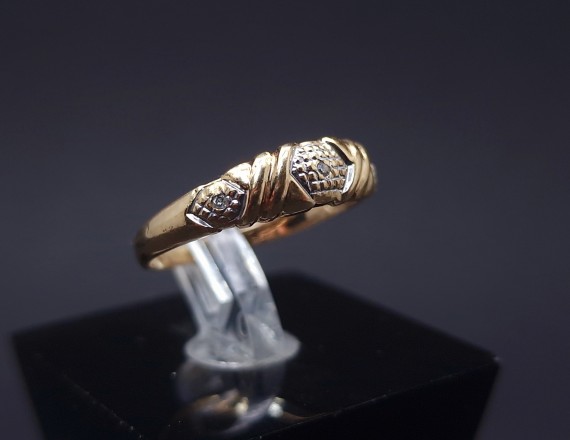 Gold ring with diamonds