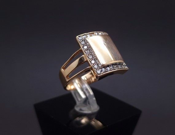 Gold ring with zircons