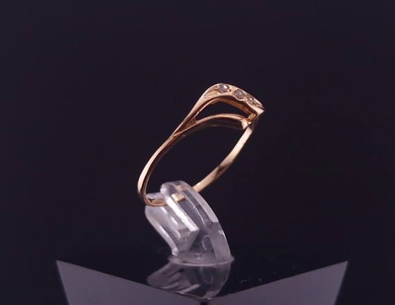 Gold ring with zircons