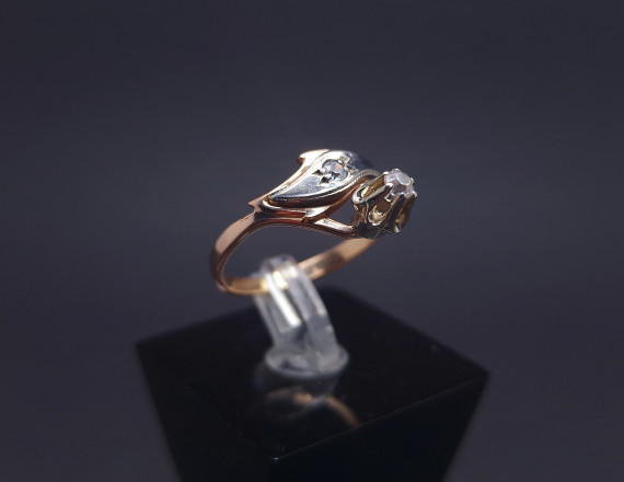 Gold ring with zircons