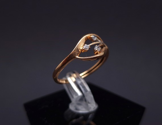 Gold ring with zircons