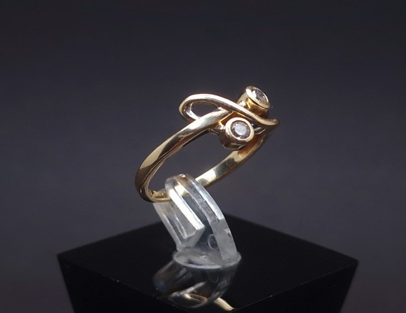 Gold ring with zircons