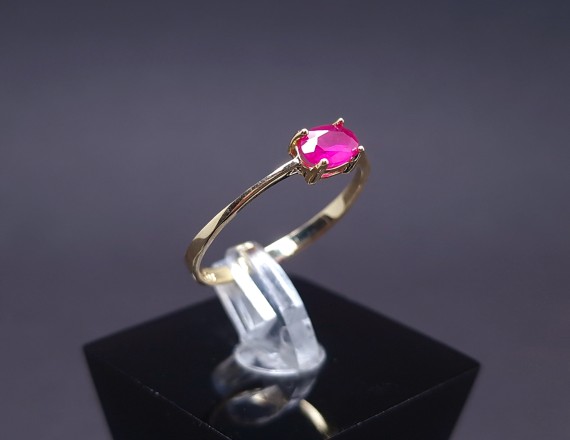 Gold ring with colored stone