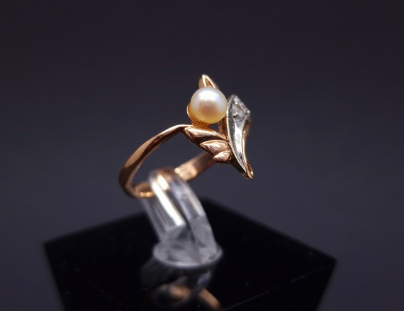  Gold ring with pearls and zircon