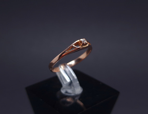 Gold ring with zircon