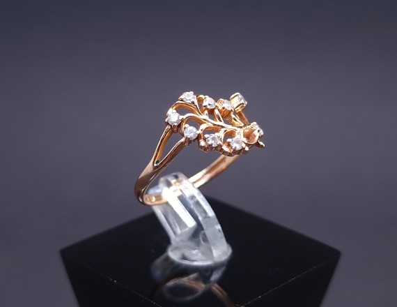 Gold ring with zircons