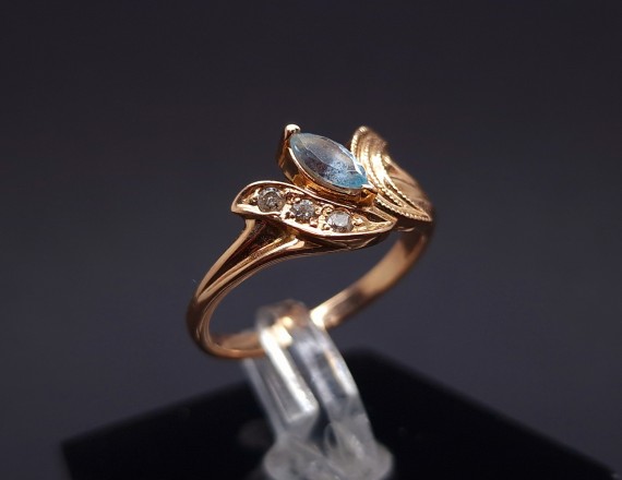 Gold ring with diamonds and colored stone