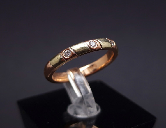 Gold ring with diamonds