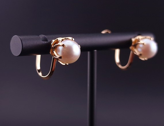 Gold earrings with pearls