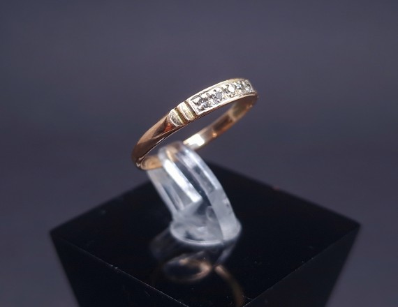 Gold ring with diamonds