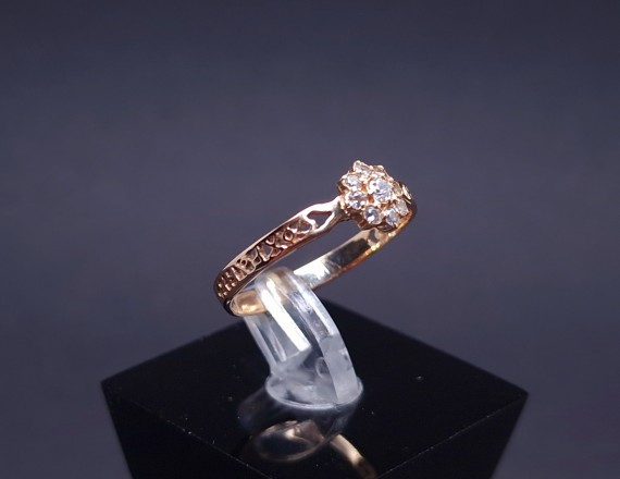 Gold ring with zircons