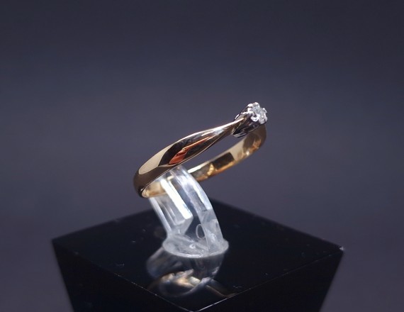 Gold ring with diamond