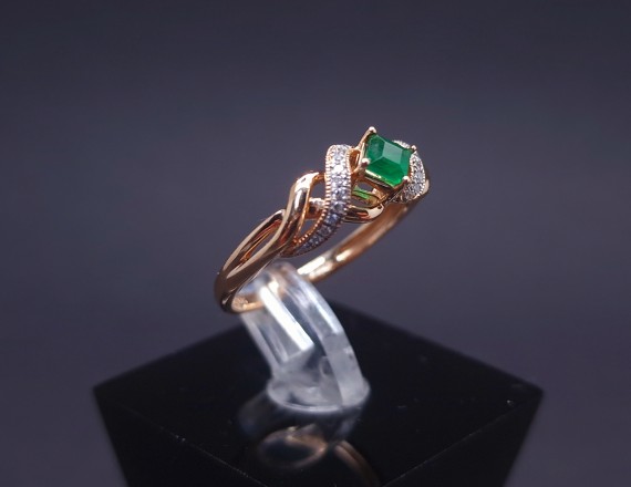 Gold ring with diamonds and colored stones