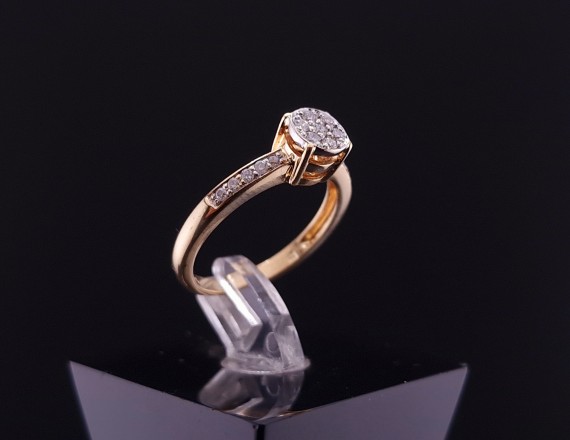 Gold ring with diamonds