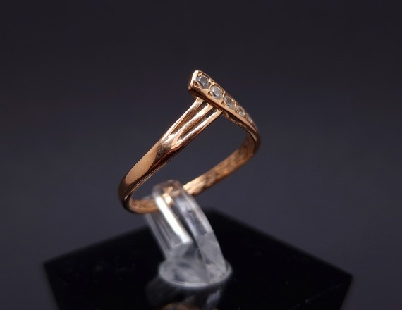 Gold ring witsh zircons