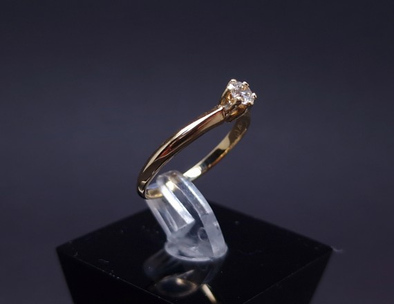 Gold ring with diamond