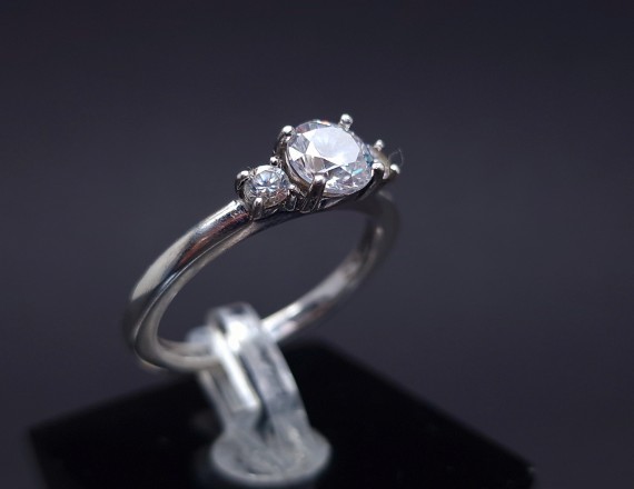 Silver ring with zircons