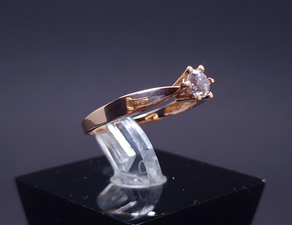 Gold ring with zircon