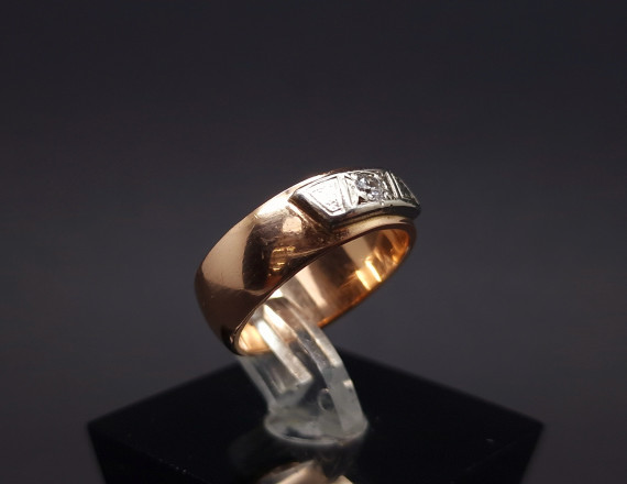 Vintage gold ring with diamond