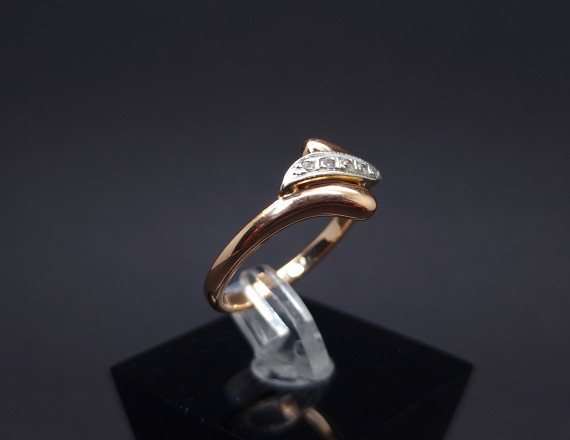 Gold ring with diamonds