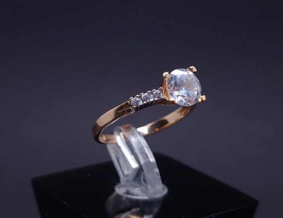 Gold ring with zircons