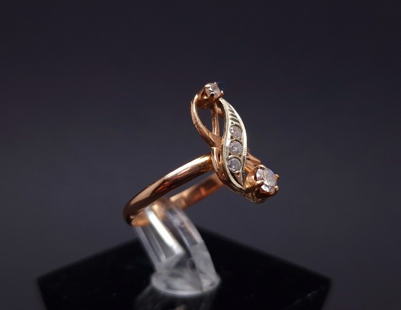 Gold ring with zircons